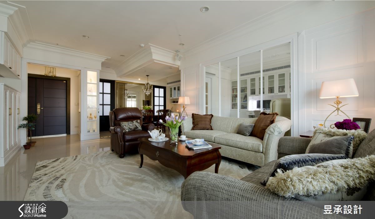 為了展現美式居家開敞大器的空間氣度，我們利用玻璃隔間牆及玻璃拉門區隔出客廳與書房的空間領域，既保有了視覺穿透感，也讓書房擁有獨立完整的空間使用機能。